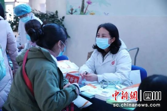 程昕然主任接待患者咨詢。醫院供圖 程昕然主任接待患者咨詢。醫院供圖
