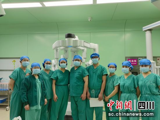 圖為小兒外科手術團隊。成都市婦女兒童中心醫院供圖 圖為小兒外科手術團隊。成都市婦女兒童中心醫院供圖