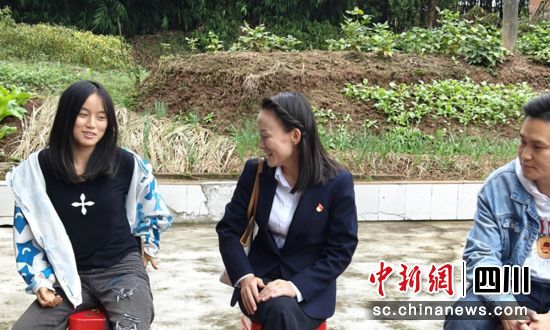 家訪現(xiàn)場。自流井融媒供圖 家訪現(xiàn)場。自流井融媒供圖