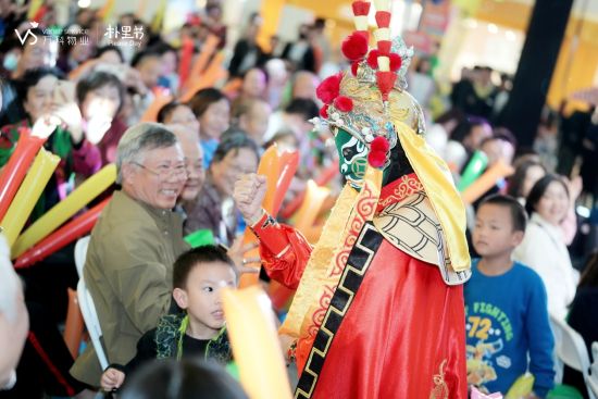 成都萬科物業(yè)2023樸里節(jié)閉幕式現(xiàn)場(chǎng)表演,萬科物業(yè)供圖 成都萬科物業(yè)2023樸里節(jié)閉幕式現(xiàn)場(chǎng)表演,萬科物業(yè)供圖