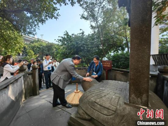 海外華文媒體參觀瀘州老窖釀酒水源龍泉井。 韓金雨 攝 海外華文媒體參觀瀘州老窖釀酒水源龍泉井。 韓金雨 攝