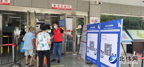 焦志遠(yuǎn)協(xié)助市民購票 焦志遠(yuǎn)協(xié)助市民購票