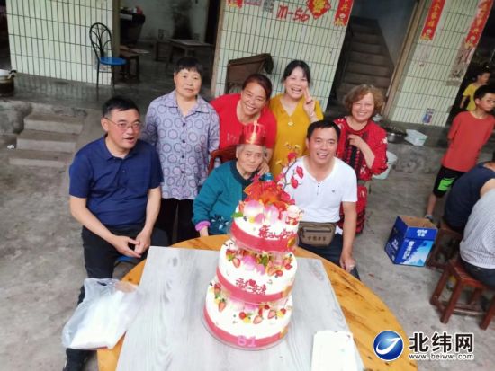 老人82歲生日,兒女們在家為老人過生日 老人82歲生日,兒女們在家為老人過生日
