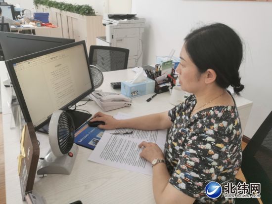 社區工作人員辦公桌上擺放著小風扇 社區工作人員辦公桌上擺放著小風扇