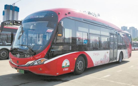 ▲成都新能源公交車。 本報資料圖片 ▲成都新能源公交車。 本報資料圖片
