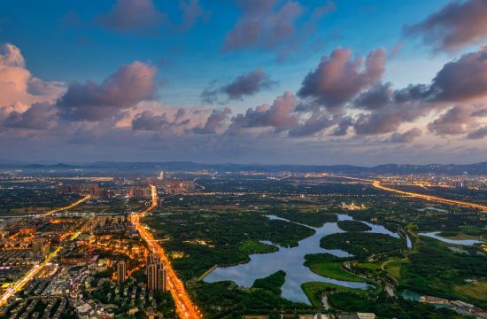 成都東三環及青龍湖實景圖,新希望地產供圖 成都東三環及青龍湖實景圖,新希望地產供圖