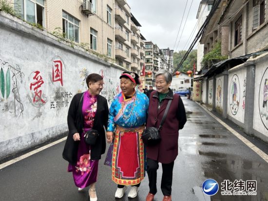 曾邦芬(左)、阿中(中)常常結(jié)伴參加社區(qū)活動(dòng) 曾邦芬(左)、阿中(中)常常結(jié)伴參加社區(qū)活動(dòng)