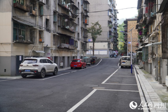 改造后的青江小區不僅路面平整還裝上了太陽能路燈。人民網 趙祖樂攝 改造后的青江小區不僅路面平整還裝上了太陽能路燈。人民網 趙祖樂攝