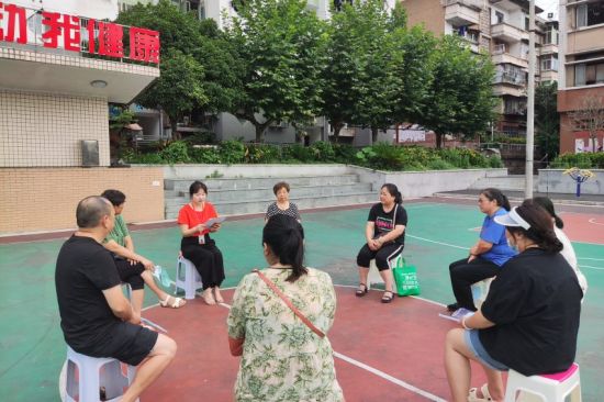 社區工作人員到雅化小區開展反詐、燃氣安全知識宣傳。受訪者供圖 社區工作人員到雅化小區開展反詐、燃氣安全知識宣傳。受訪者供圖