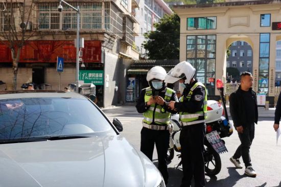 雅安交警正在對違停車輛進行查處。受訪者供圖 雅安交警正在對違停車輛進行查處。受訪者供圖