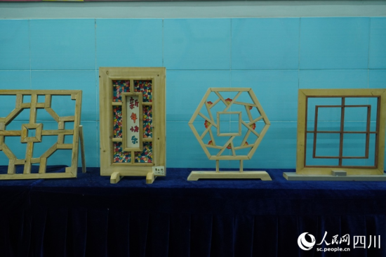 雨城區第四小學學生制作的“創意窗花”。人民網 趙祖樂攝 雨城區第四小學學生制作的“創意窗花”。人民網 趙祖樂攝