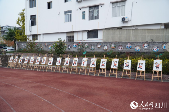 在校園文化墻區域展示的二十四節氣竹匾創意繪畫、“龍行十八式”茶技組圖。人民網 趙祖樂攝 在校園文化墻區域展示的二十四節氣竹匾創意繪畫、“龍行十八式”茶技組圖。人民網 趙祖樂攝