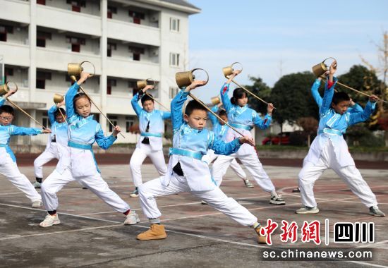 近日,四川雅安,名山區前進鎮中心小學學生進行課間操鍛煉。王磊 攝 近日,四川雅安,名山區前進鎮中心小學學生進行課間操鍛煉。王磊 攝