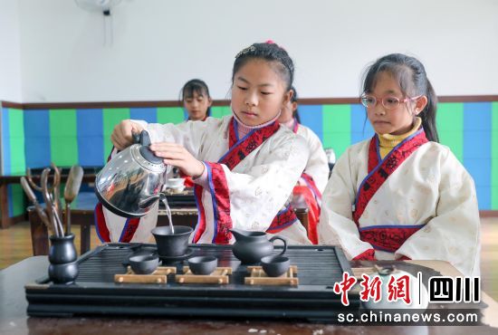 近日,四川雅安,名山區前進鎮中心小學學生上茶藝課。王磊 攝 近日,四川雅安,名山區前進鎮中心小學學生上茶藝課。王磊 攝