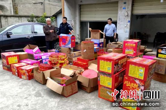 樓房內查獲大量煙花爆竹。成都應急供圖 樓房內查獲大量煙花爆竹。成都應急供圖