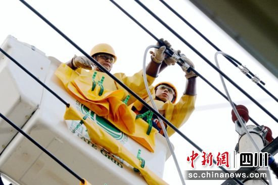 作業(yè)人員正在帶電接線。李紅燕 攝 作業(yè)人員正在帶電接線。李紅燕 攝