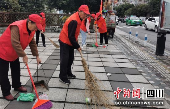 志愿開展衛生清掃。彭加權 供圖 志愿開展衛生清掃。彭加權 供圖