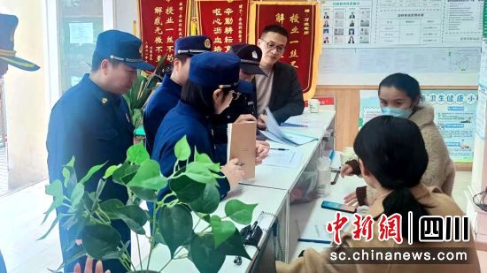 專項(xiàng)行動(dòng)現(xiàn)場(chǎng)。岳池縣教科體局供圖 專項(xiàng)行動(dòng)現(xiàn)場(chǎng)。岳池縣教科體局供圖