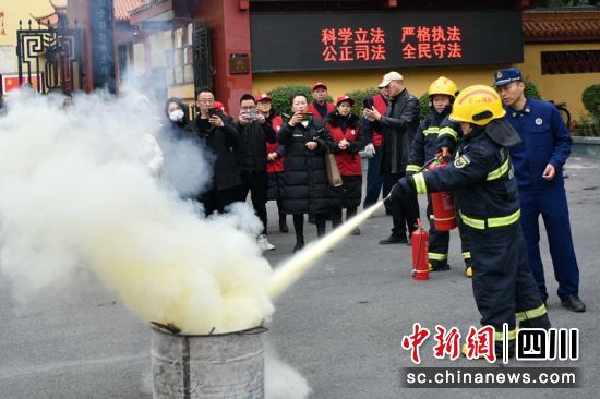德陽消防聯合志愿者一同開展消防安全進景區活動。德陽消防供圖 德陽消防聯合志愿者一同開展消防安全進景區活動。德陽消防供圖