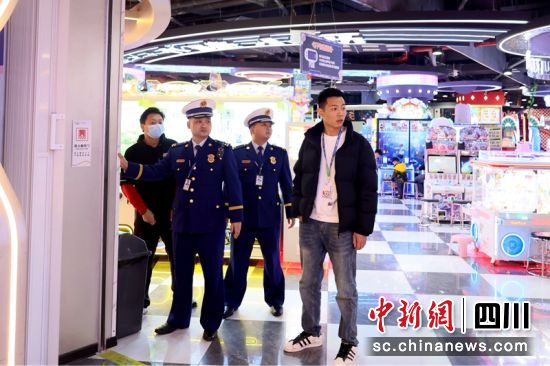 廣安消防深入商業綜合體檢查防火卷簾門是否完好可用等。四川消防供圖 廣安消防深入商業綜合體檢查防火卷簾門是否完好可用等。四川消防供圖