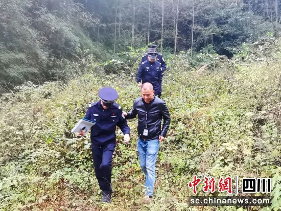 民警在山林間巡查。 什邡市公安局供圖 民警在山林間巡查。 什邡市公安局供圖