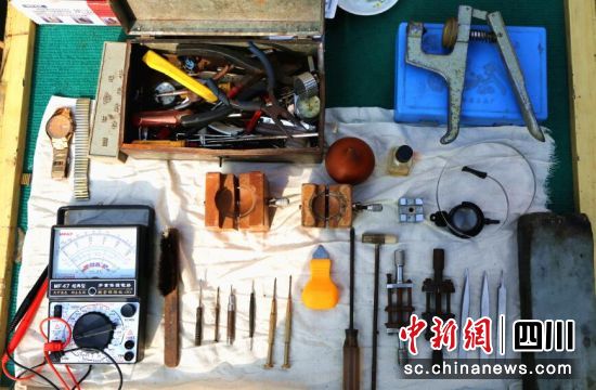 李遠(yuǎn)彬的工具攤。瀘縣融媒體中心供圖 李遠(yuǎn)彬的工具攤。瀘縣融媒體中心供圖