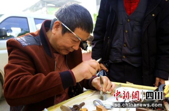 李遠(yuǎn)彬用修表錘和生耳批維修表帶。瀘縣融媒體中心供圖 李遠(yuǎn)彬用修表錘和生耳批維修表帶。瀘縣融媒體中心供圖