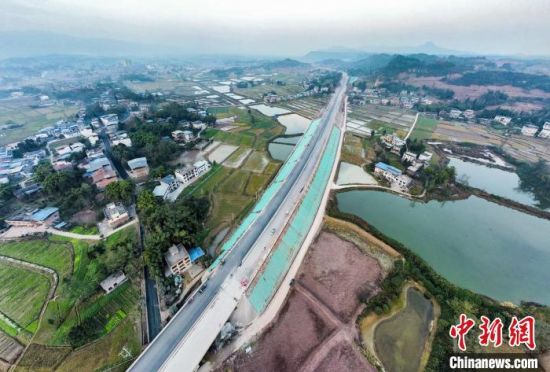 12月31日,四川開江至重慶梁平高速公路四川段全線貫通。蜀道集團(tuán) 供圖 12月31日,四川開江至重慶梁平高速公路四川段全線貫通。蜀道集團(tuán) 供圖