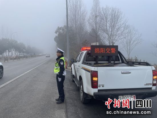 執勤民警以警車引導過往車輛安全通行。 綿陽公安交警直屬三大隊供圖 執勤民警以警車引導過往車輛安全通行。 綿陽公安交警直屬三大隊供圖