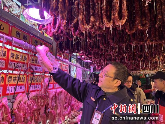 執法人員現場檢查對比。成都市市場監管局供圖 執法人員現場檢查對比。成都市市場監管局供圖