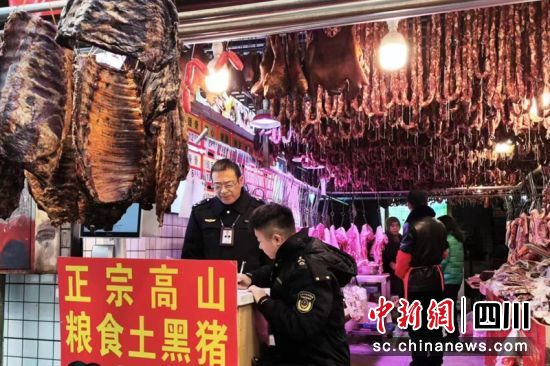 執法人員現場依法對違規使用燈具開出罰單。成都市市場監管局供圖 執法人員現場依法對違規使用燈具開出罰單。成都市市場監管局供圖
