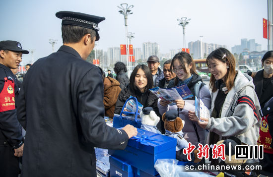 民警向旅客群眾發(fā)放禁毒宣傳冊(cè)。張舒攝 民警向旅客群眾發(fā)放禁毒宣傳冊(cè)。張舒攝