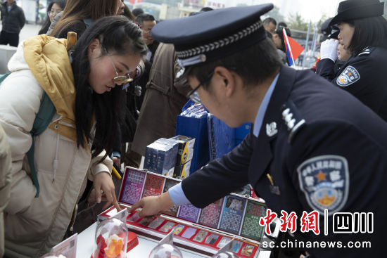民警通過仿真模型講解毒品知識(shí)。張舒攝 民警通過仿真模型講解毒品知識(shí)。張舒攝