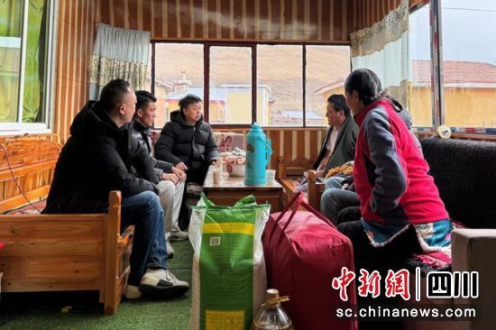 黨員干部入戶走訪調(diào)研。色達(dá)融媒中心供圖 黨員干部入戶走訪調(diào)研。色達(dá)融媒中心供圖