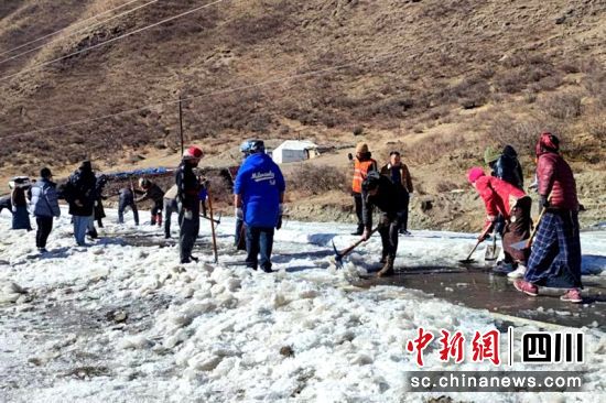 黨員干部和群眾一起清理道路結(jié)冰及時(shí)消除安全隱患。色達(dá)融媒中心供圖 黨員干部和群眾一起清理道路結(jié)冰及時(shí)消除安全隱患。色達(dá)融媒中心供圖