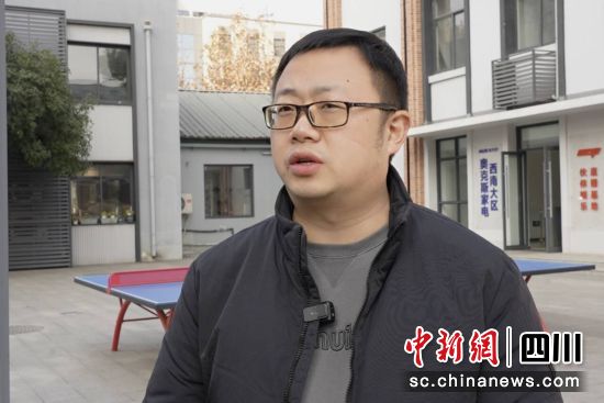 癮食文化聯合創始人兼CEO、四川省網絡代表人士聯誼會副會長徐林飛接受媒體采訪。成都市委統戰部供圖 癮食文化聯合創始人兼CEO、四川省網絡代表人士聯誼會副會長徐林飛接受媒體采訪。成都市委統戰部供圖