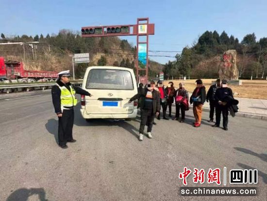 交警檢查超員車輛。 綿陽公安交警直屬三大隊供圖 交警檢查超員車輛。 綿陽公安交警直屬三大隊供圖