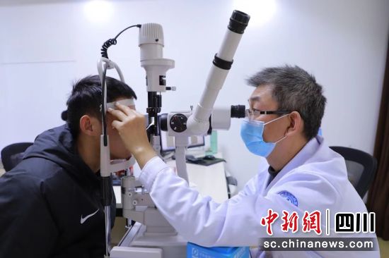 醫生正在為劉云做術前全面檢查。清林 攝 醫生正在為劉云做術前全面檢查。清林 攝