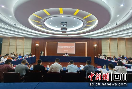 溫江召開區委統戰部部長與民營企業家溝通協商“面對面+鍵對鍵”座談會。溫江區委統戰部 供圖 溫江召開區委統戰部部長與民營企業家溝通協商“面對面+鍵對鍵”座談會。溫江區委統戰部 供圖