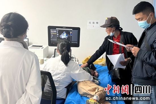 患兒正在接受檢查。葉強平 攝 患兒正在接受檢查。葉強平 攝