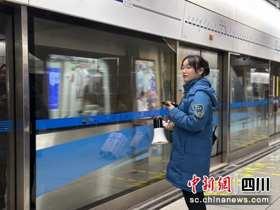 成都地鐵站務員蒲媛媛將孩子母親送上了列車。成都地鐵供圖 成都地鐵站務員蒲媛媛將孩子母親送上了列車。成都地鐵供圖