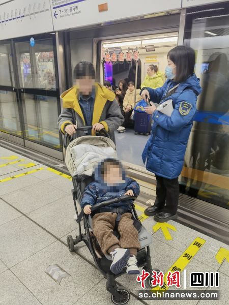 成都地鐵文殊院站臺上孩子和母親順利匯合。成都地鐵供圖 成都地鐵文殊院站臺上孩子和母親順利匯合。成都地鐵供圖