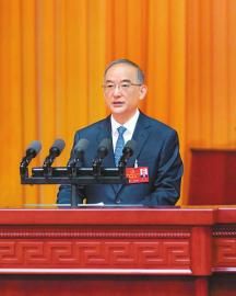 黃強代表省人民政府作工作報告。 黃強代表省人民政府作工作報告。
