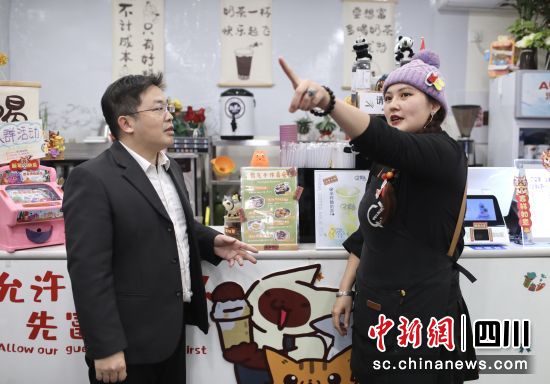 近日,在亞臺(tái)青(成都)海峽青年創(chuàng)業(yè)園內(nèi),郭弘揚(yáng)與臺(tái)青陳韻如交流。王磊攝 近日,在亞臺(tái)青(成都)海峽青年創(chuàng)業(yè)園內(nèi),郭弘揚(yáng)與臺(tái)青陳韻如交流。王磊攝