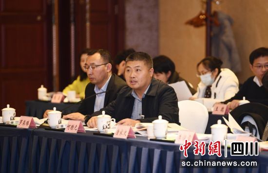 何臘元參加分組討論。受訪者供圖 何臘元參加分組討論。受訪者供圖