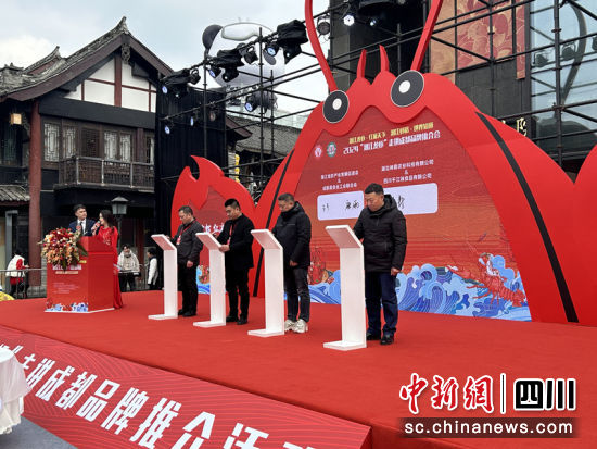 現場簽約。吳平華 攝 現場簽約。吳平華 攝