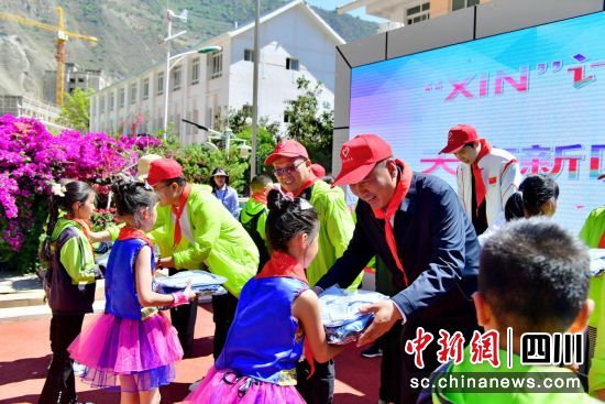2023年5月29日,四川天府新區組織民營企業赴甘孜州康定市開展愛心捐贈。四川天府新區統戰部供圖 2023年5月29日,四川天府新區組織民營企業赴甘孜州康定市開展愛心捐贈。四川天府新區統戰部供圖