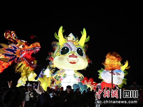 龍年花燈流光溢彩、美輪美奐。成都東部新區(qū) 供圖 龍年花燈流光溢彩、美輪美奐。成都東部新區(qū) 供圖