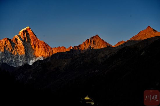 落日余暉灑在四姑娘山幺妹峰。資料圖 落日余暉灑在四姑娘山幺妹峰。資料圖