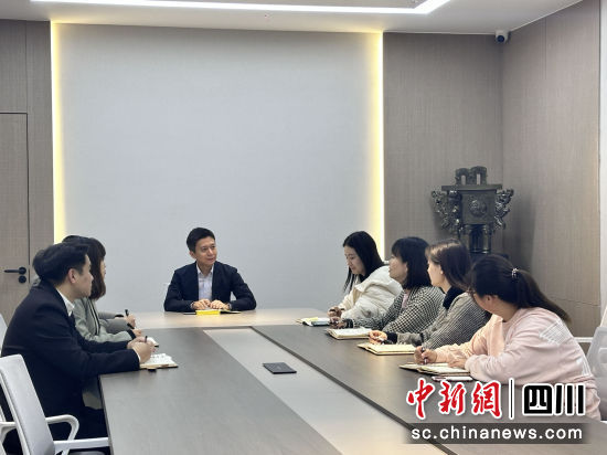 冠城集團執行董事洪振原(中)正在開會。堯欣雨 攝 冠城集團執行董事洪振原(中)正在開會。堯欣雨 攝